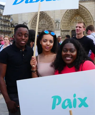 Parvis de Notre Dame Paris - Manifestation pour la paix